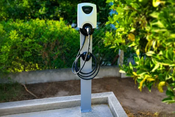 instalacao-de-carregador-eletrico-ev-hoteis-alojamento-pedestais